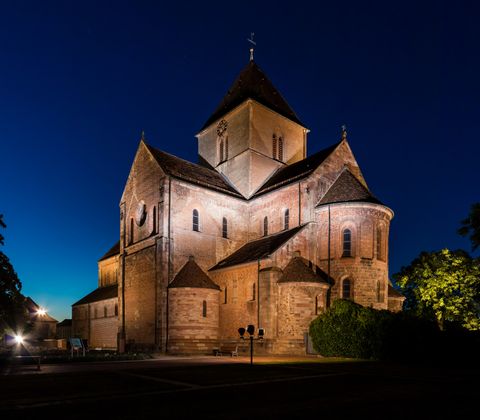 Münster Schwarzach - beeindruckend zu jeder Jahres- und Tageszeit - hier mit stimmungsvoller Nachbeleuchtung